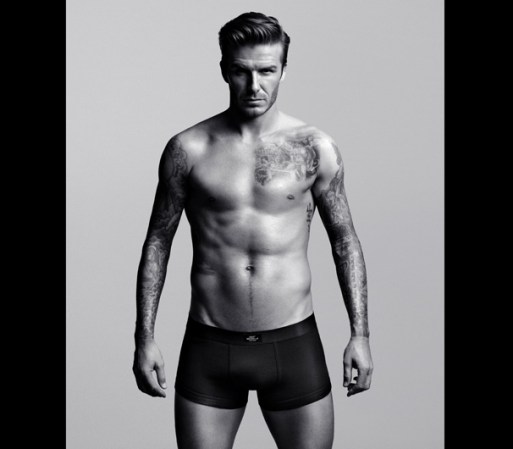 El futbolista no solo luce orgulloso su ropa interior, también muestra con detalle sus tatuajes.