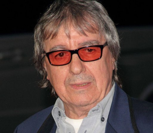 El bajista de los Rolling Stones, Bill Wyman, no perdió el tiempo entre gira y gira. Se aprendió los acordes de al menos 1,000 de sus fanáticas.
