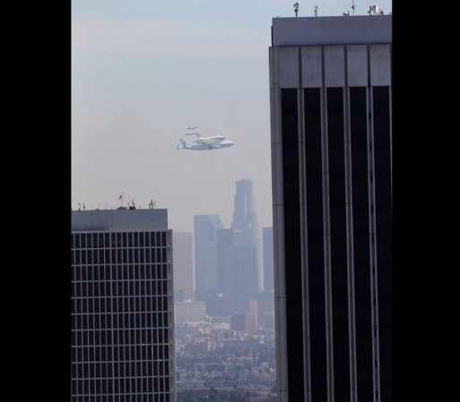 Las naves también pasaron muy cerca de los edificios del centro de Los angeles.