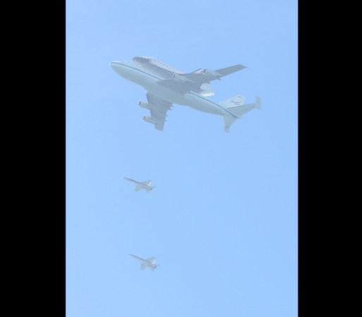 El recorrido aéreo de unas cinco horas culminó con un aterrizaje en el aeropuerto internacional de Los Angeles.