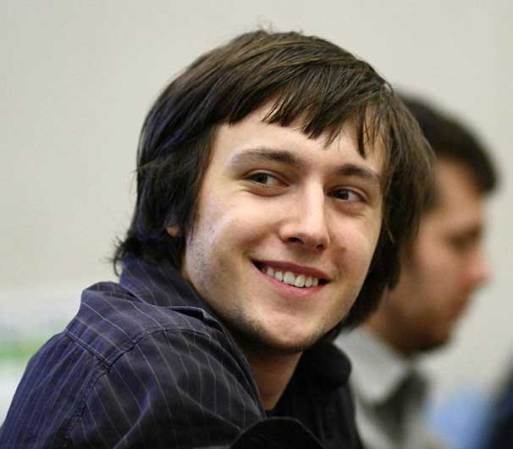 Ilya Zhitomirskiy fue un empresario ruso que muchos apodaban “el anti Facebook”, esto por desarrollar una red social llamada “Diaspora”. Se suicidó en San Francisco a los 22 años de edad inhalando un gas toxico.