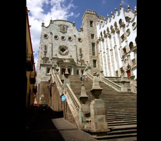 Un edificio famoso en esta ciudad es el de la Universidad de Guanajuato, fundada en 1732 bajo el nombre de "Hospicio de la Santísima Trinidad".