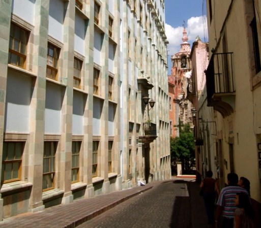 En 1867 este centro educativo sufrió otro cambio de nombre, siendo llamado "Colegio del Estado".