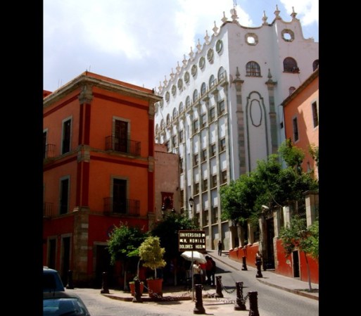 No fue hasta 1945, que este centro de estudios superiores finalmente recibió el nombre de "Universidad de Guanajuato".