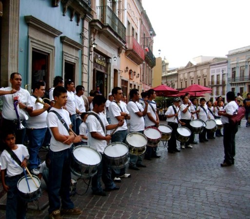 Es común ver a la comunidad guanajuatense participando en eventos artísticos y culturales en plena calle, para deleite de residentes y turistas.