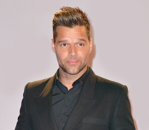 Ricky Martin avanza en la década de los cuarenta con un rostro marcado por el éxito, pero igual de deseado por sus seguidores.