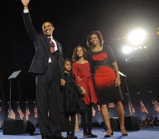 2009. Uno de los momentos más brillantes de la primera dama, cuando celebró la victoria de su marido en la primera elección, usó un vestido impresionante negro y rojo de Narciso Rodriguez.