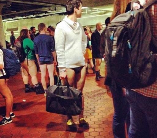 Como es costumbre, cada segundo domingo del año los neoyorquinos se quitaron los pantalones para abordar el subway de la ciudad.