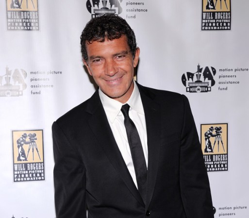 “Es tan encantador como parece ser, un hombre maravilloso. Fue como estar en una obra, estábamos nerviosos antes y después pero durante la cena, hizo sentir a todos los invitados bienvenidos y fue genial.” ~Antonio Banderas habla de una cena de recaudación de fondos para Obama, que hace meses se hizo en su casa.