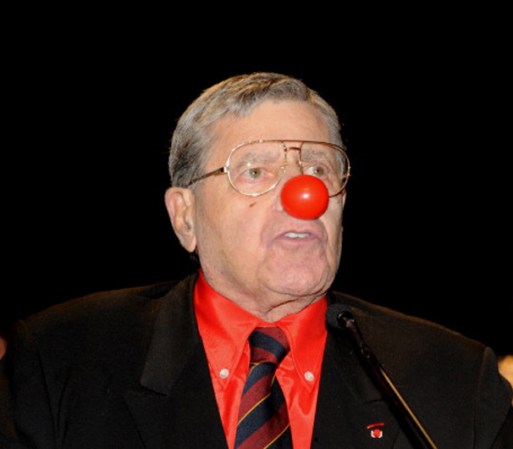 Jerry Lewis es considerado el peor anfitrion de los Oscar de la historia. En 1958 condujo la ceremonia pero fue un fracaso. Incluso terminó 20 minutos antes y tuvo que llenar ese espacio improvisando sin éxito alguno, ante la vergüenza ajena.
