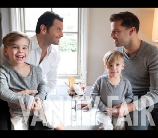 Lo singular de la ocasión es que no lo hizo solo, pues se acompañó de sus hijos Matteo y Valentino, así como de su novio Carlos González.