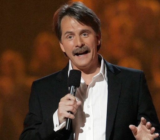 El comediante Jeff Foxworthy mencionó: “Es tiempo para que los republicanos nos unamos y apoyemos al Gobernador Romney, un gran líder que puede ganar la Casa Blanca y reconstruir nuestra economía”.