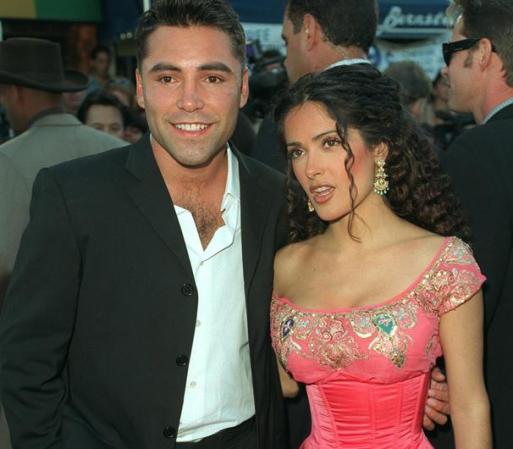 Salma Hayek asiste con su entonces novio el boxeador Oscar De La Hoya al estreno del filme ''Wild Wild West'', en la que ella actúa. California, 1999.