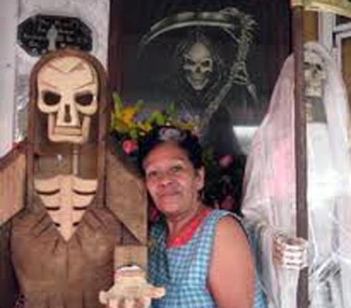 Oscar Lewis fue el encargado de hacer público el primer relato antropológico que destaca estas prácticas, al notar cómo esta representación es invocada por algunos miembros de la familia Sánchez en un funeral.