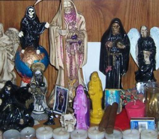 La Santa Muerte actúa como cualquier santo, pero debido a su cercanía con los sistemas de brujería realiza favores que otros santos no hacen, -según sus fieles- como conquistar una persona, cuidar un amor o apoyar en situaciones difíciles.