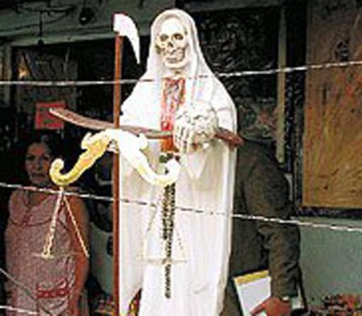 Las otras iglesias (católica y evangélicas) ven a esta religiosidad como una práctica de brujería maligna que debe ser condenada como un engaño.
