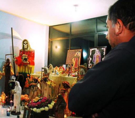 Para la cosmovisión, Mictlanteuchtli era la deidad de la muerte. Algunos creyentes de la Santa Muerte incluso ,destacan esta relación, argumentando que el culto tiene raíces prehispánicas.
