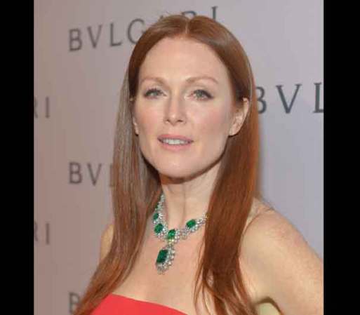 Sin duda la estrella que mas brilló en este evento fue Julianne Moore, quien por unos momentos lució el collar de esmeraldas favorito de Elizabeth Taylor, y que ahora es la pieza mas importante de esta exbición.