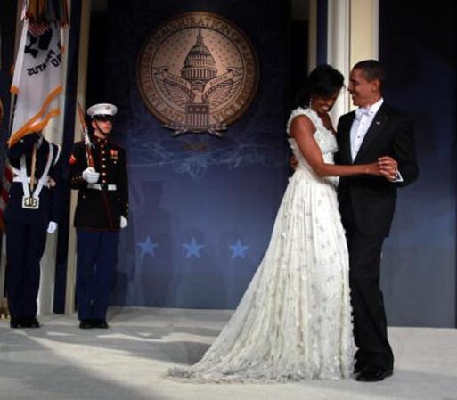 Esta maravillosa noche nos lleva forzosamente al recuerdo de otra similar, hace 4 años, cuando el matrimonio Obama conquistaba Washington sin saber a ciencia cierta qué les estaba por venir encima.