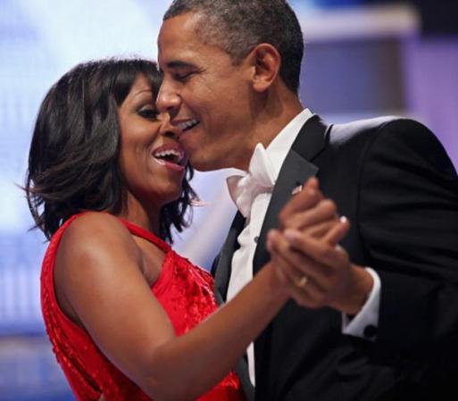 El presidente Barck Obama y la Primera Dama Michelle bailan llenos de complicidad y emoción durante el baile de gala de su segunda inauguración presidencial.