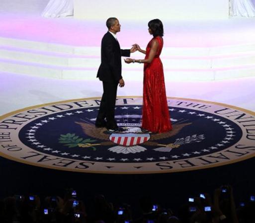 El presidente y la Primera Dama inician su baile inaugural en medio de una atmósfera festiva e histórica.