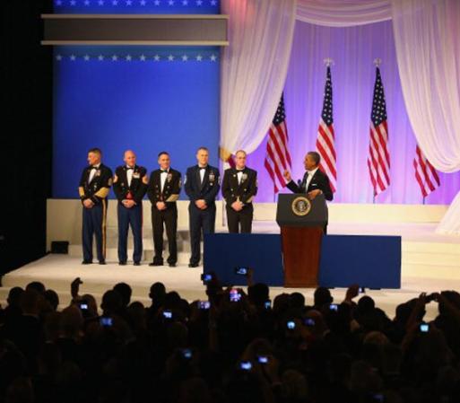 El presidente se hizo tiempo para hablar con soldados durante el baile inaugural. Destacó “la extraordinaria gratitud de todo el pueblo estadounidense” a los marines destacados en Afganistán.