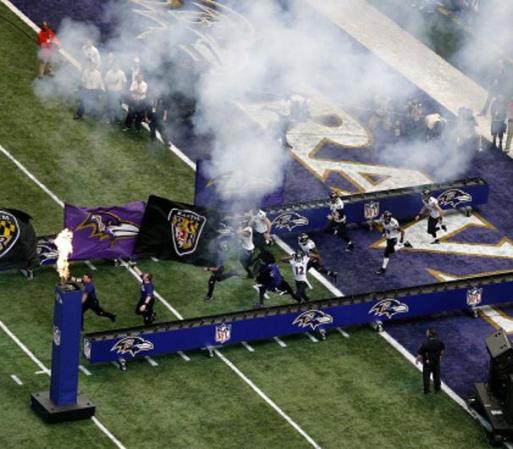Los Baltimore Ravens invaden el terreno mientras el estadio estalla de emoción. La noche promete un espectáculo inolvidable.