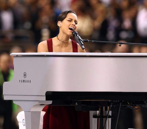 Alicia Keys interpreta majestuosamente un tema en el piano ante millones de espectadores