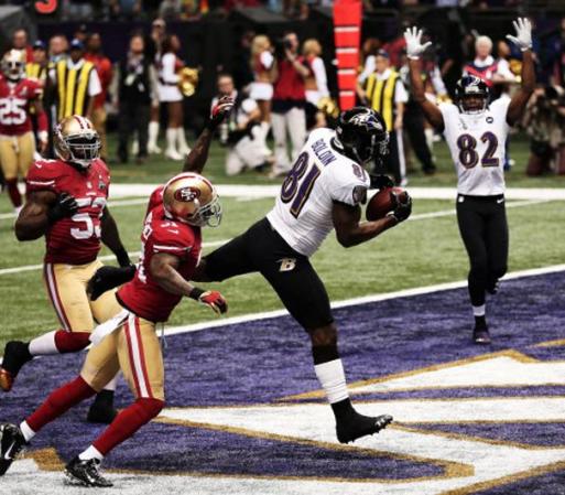 Anquan Boldin, de los Baltimore Ravens, anota un touchdown en el primer tiempo para comenzar a demostrar la supremacía de su equipo.