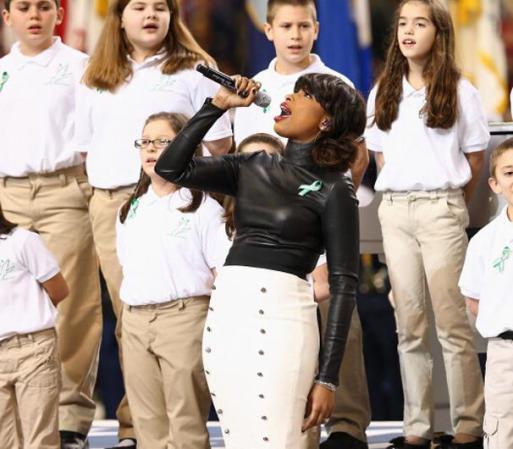 La formidable Jennifer Hudson interpreta, junto al coro del Sandy Hook Elementary School in Newtown, Connecticut, el tema "America the Beautiful".