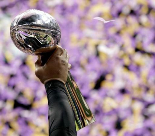 El codiciado trofeo, en medio de un ambiente de fiesta.