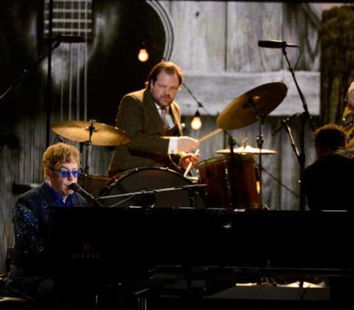 Después de unas emotivas palabras de LL Cool J, Elton John se unió a Ed Sheeran para interpretar el tema del joven compositor, The Team A, terminaron con un High Five para presumir que son los mejores amigos. Imponente número musical de uno de los más grandes.