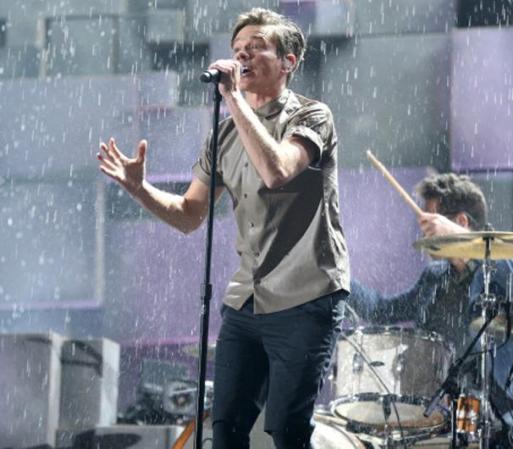 Una de las mejores presentaciones, al iniciar la noche, fue la del grupo fun. (que luego se llevaría los principales galardones) De pronto, la lluvia comenzó a caer sobre ellos conviertiendo su presentación en un show espectacular.