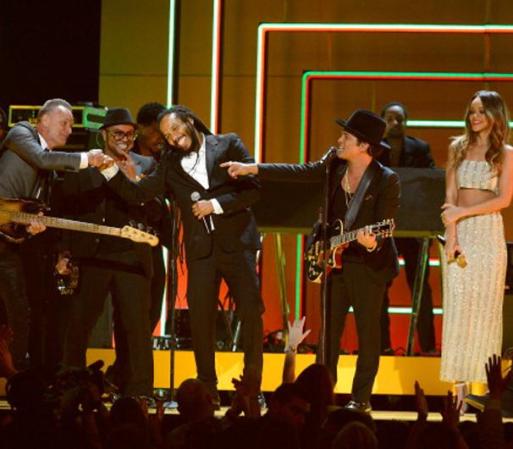 Uno de los mejores momentos fue el show que ofrecieron Sting, Ziggy Marley, Bruno Mars, Rihanna y Damian Marley en homenaje al más grande del reggae: Bob Marley.