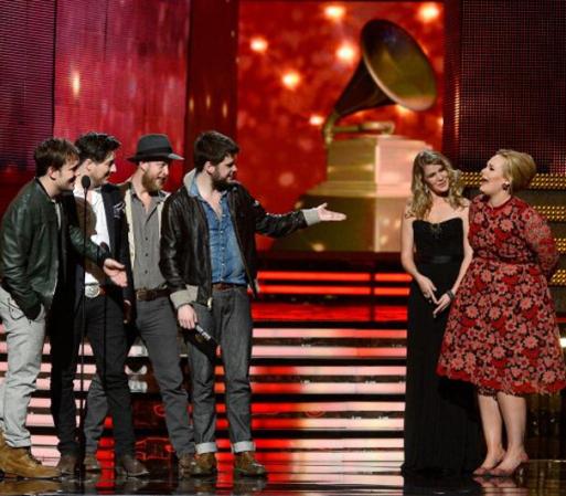 Mumford & Sons resultó la ganadora del codiciado Album of the Year, la categoría más esperada, con su disco, 'Babel'. Al premio lo presentó Adele, que también se llevó un galardón a la mejor presentación en vivo.