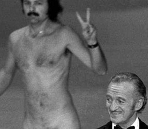 Pocos recuerdan de qué hablaba David Niven cuando sorpresivamente un hombre completamente desnudo apareció corriendo por todo el escenario. Las risas y el desconcierto no se hicieron esperar.