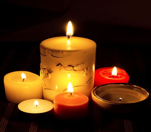 Consigue 27 velas rosadas, mostaza en grano, miel pura y 14 gotas del perfume favorito de tu Valentín. Ya verás, antes del 14 de febrero él estará deseándote como nunca antes lo ha hecho.