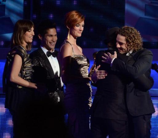 Jesse Huerta y David Bisbal se abrazan emocionados en uno de los mejores momentos de la noche.