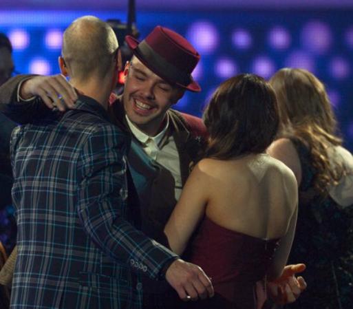 Jesse Huerta y Joy Huerta festejan llenos de emoción sobre el escenario del Mandalay Bay, en Las Vegas.