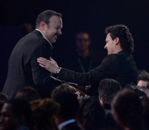 Pepe Aguilar se levanta ovacionado a recoger un premio.