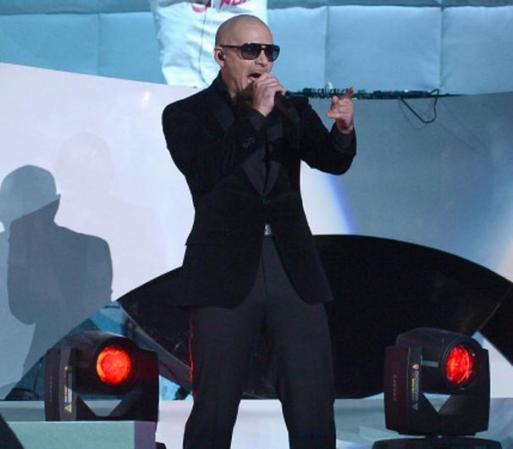 Pitbull realiza su show sobre el escenario haciendo bailar a toda la audiencia.