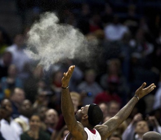Lebron James, tiene un ritual antes de empezar un partido. El jugador empieza por ponerse su protector bucal, dar algunos apretones de mano, y después avienta el talco que usan para las manos al aire, levanta la cabeza, abre sus brazos y deja que el polvo blanco caiga sobre él.