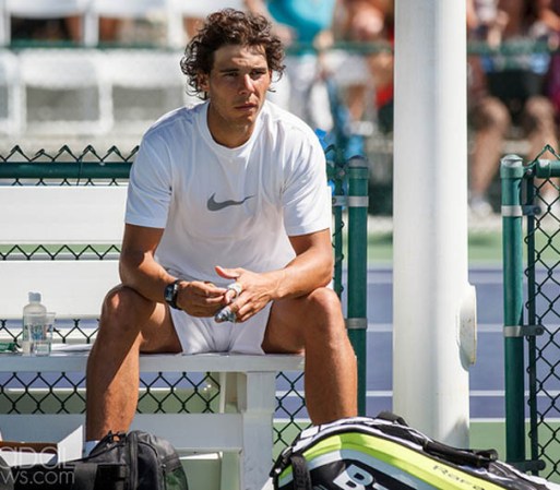 Rafael Nadal tiene varias cábalas. Antes del partido, siempre come un helado de nueces. Es uno de los pocos jugadores que sale a un partido con su raqueta en la mano. Durante el partido, se acomoda el pelo, no pisa las líneas si la pelota no está en juego, acomoda sus bebidas siempre de la misma manera, etc.
