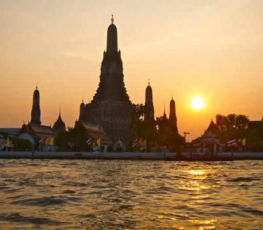 Bangkok, capital de Tailandia, es un lugar mágico en el que encontrarás una nueva sorpresa y una fabulosa aventura en cada esquina. Para la época de Navidad, la cálidas playas y la algarabía de la gente llenan de felicidad y armonía el lugar.