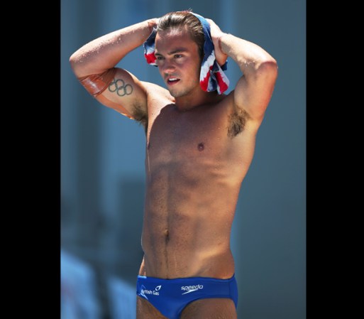 El medallista británico en salto de trampolín Tom Daley, de 19 años, reveló en un vídeo que mantiene una relación con un hombre para "poner fin a rumores y especulaciones" sobre su vida privada.