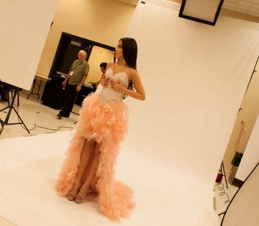 Miss Norway 2012, Sara Nicole Anderson, tiene algún problema en su delantera... ¿Todo bien?