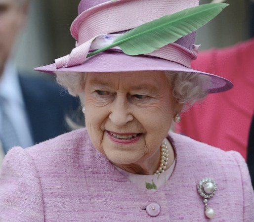 Mientras tanto en Inglaterra, la Reina Isabel estuvo presente en el servicio de Pascua realizado en la Capilla de Saint George, en el Castillo de Windsor.