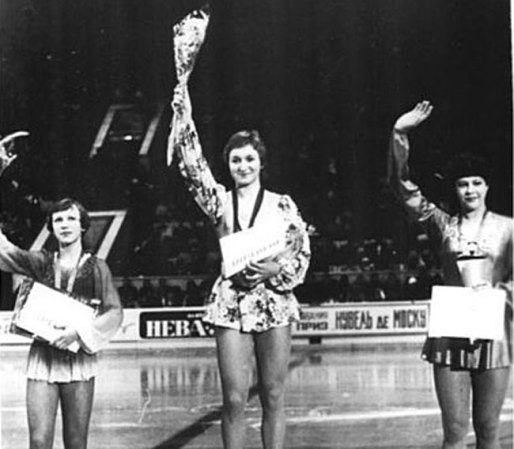 La patinadora olímpica rusa Kira Ivanova (bronce, Sarajevo 1984) fue hallada muerta el 18 de diciembre del 2001 en su apartamento de Moscú, con varias heridas de arma blanca. Nunca se descubrió al culpable.