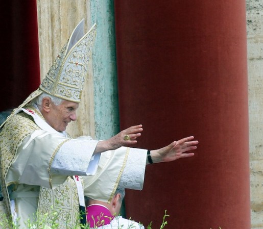 El Papa Benedicto XVi presidió la ceremonia de Pascua desde El Vaticano.