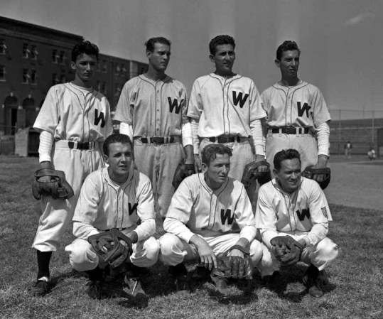 Varios jugadores cubanos integraron el roster para el entrenamiento de primavera del equipo Washington Nationals en 1945. De pie y de izquierda a derecha aparecen Augustine Delaville, José Redondo, Louis Araga y Santiago Ulrich. Al frente aparecen Armando Gallart, Ángel Fleitas y Manuelo Hidalgo.